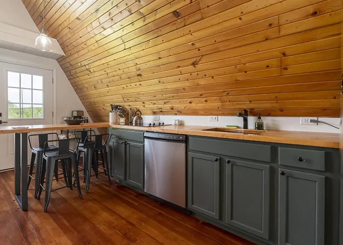 Hot Tub, Sunrise Views, Stocked Pond Holiday home